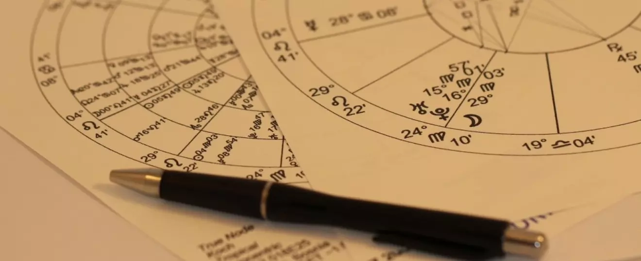 Astrologia Cigana: Os Doze Símbolos da Roda do Destino